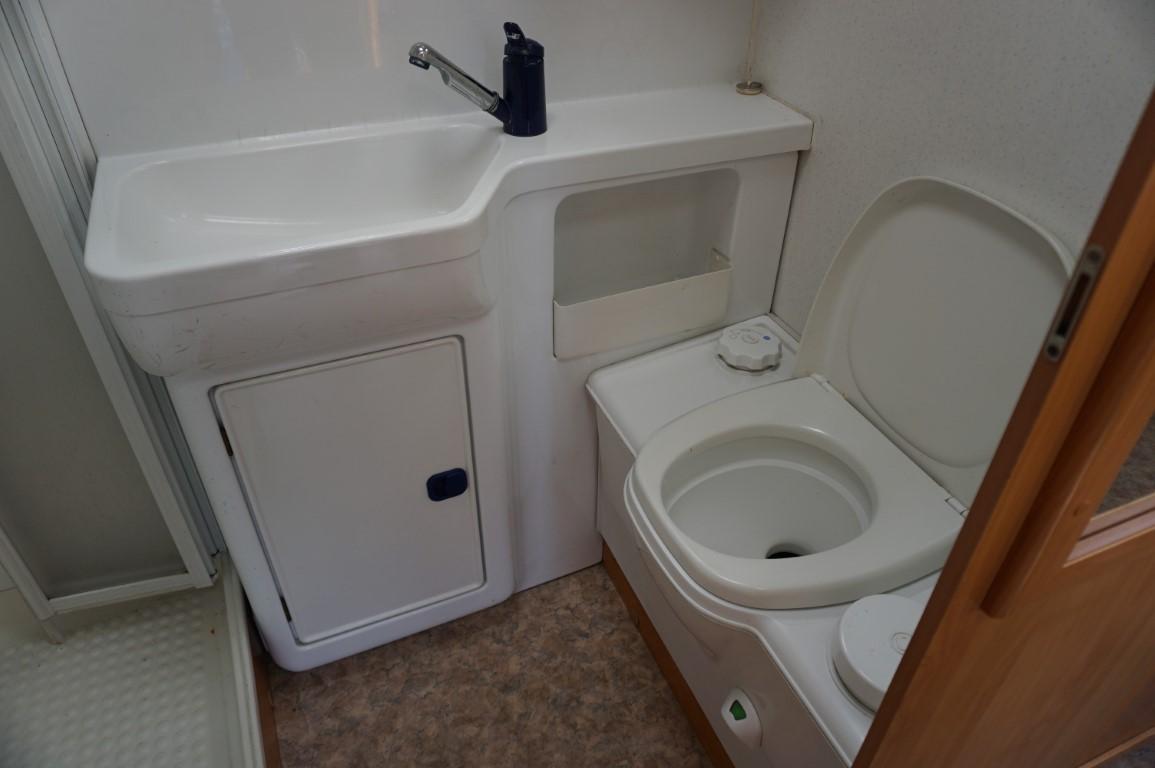 caravan toilet doorspoelen